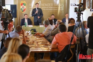 Pártalapú „eligazítás”  