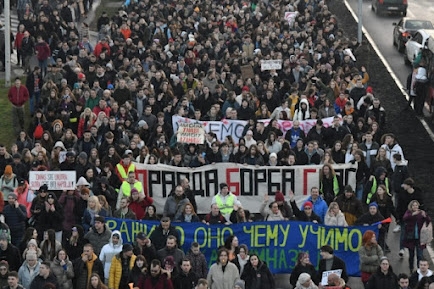 A REZSIM SZOLGÁJA  
