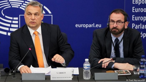 DW: Orbán művészi szintre emelte a képmutatást