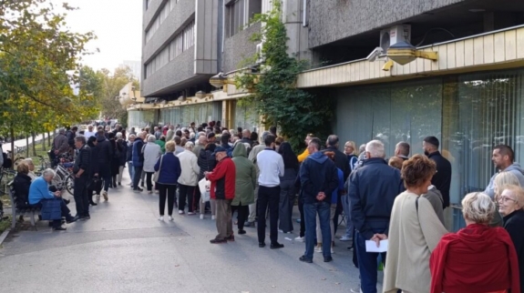 A polgárok lehorgasztott fővel várnak