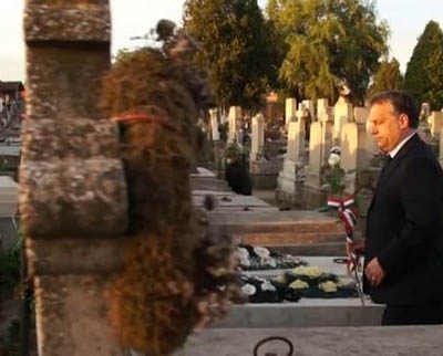 Kutyakomédia az agyonvert Bara József sírjánál