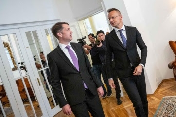 Szijjártó és Várhelyi a haladók és a VMSZ szolgálatában