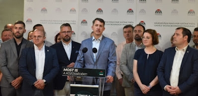 A szolgapárt menetelése a szakadék felé  