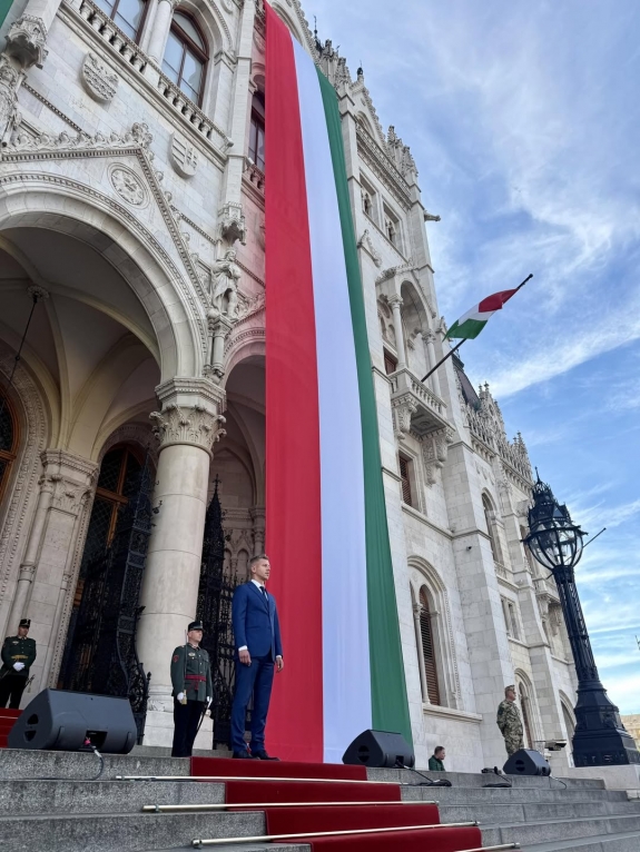 Az ifjú kezek megszentelik a nemzeti zászlót