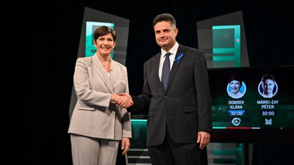 Fut a nyúl a mezőn és énekel