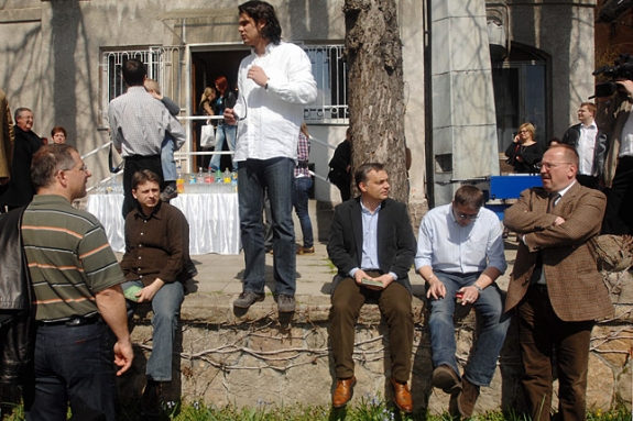 A diktatúra gyilkos ölelése