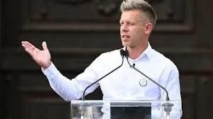 Magyar Pétert nem kell szeretni. Csak győzzön.