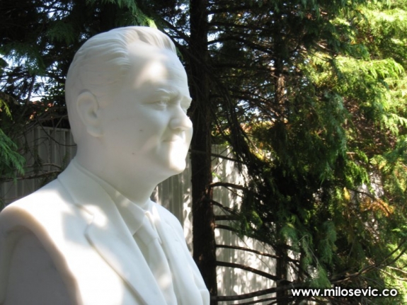 Közeleg az idő, amikor a politikai elit szobrot emel Slobodan Miloševićnak